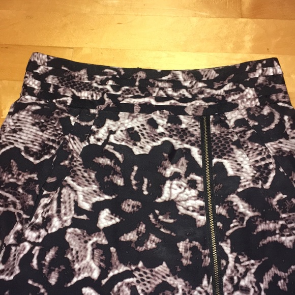 ⬇️💲Banana Republic Skirt - Picture 4 of 4